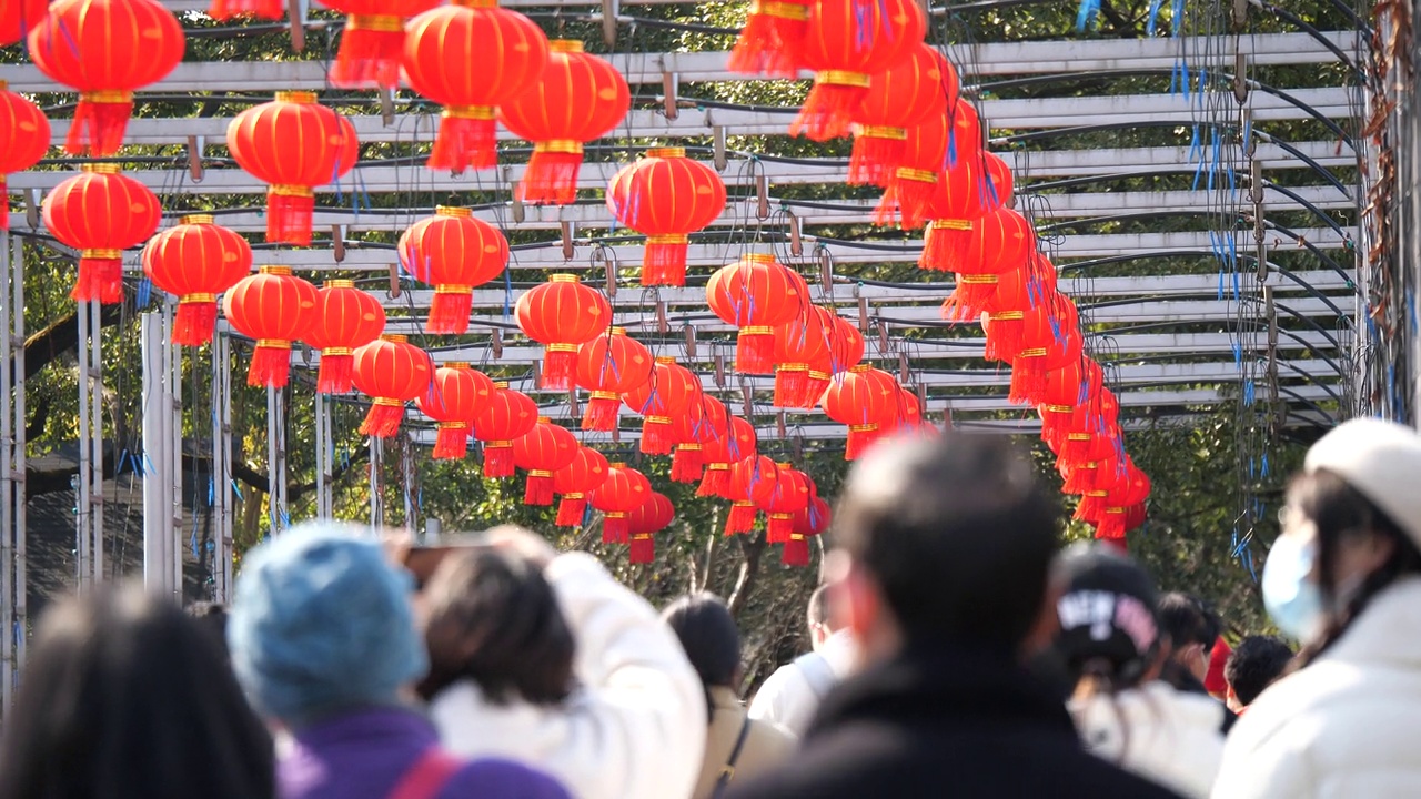 红灯笼和模糊的人在前景的中国节日视频下载