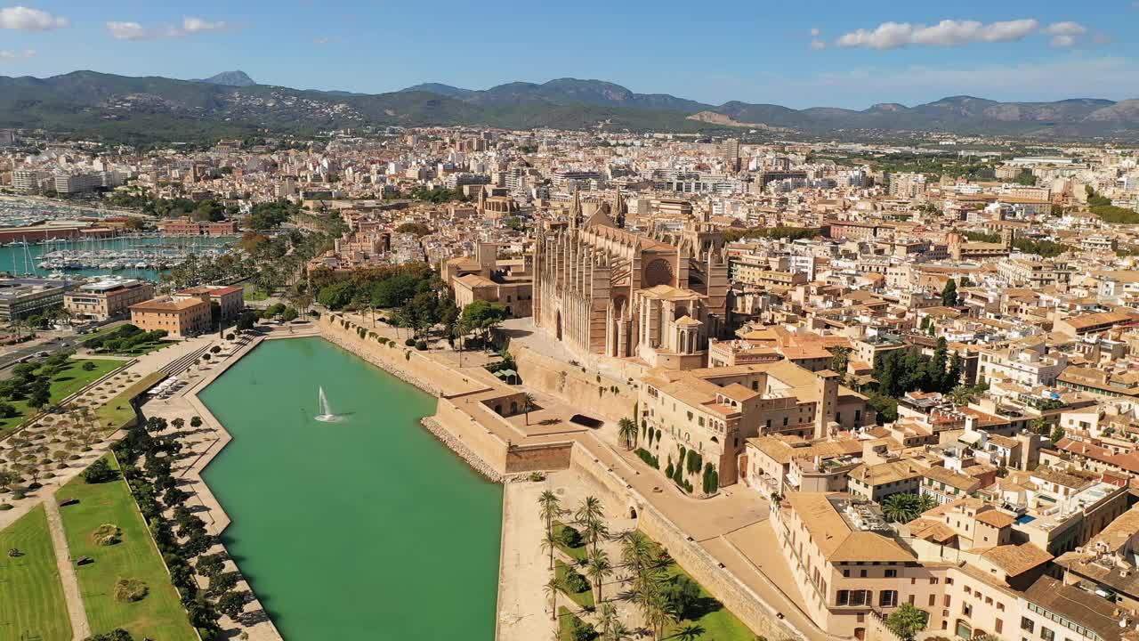 西班牙，马略卡岛帕尔马:马略卡岛首都鸟瞰图，位于地中海的岛屿，加泰罗尼亚哥特式风格的大教堂(圣大教堂María)——从上面俯瞰欧洲的全景景观视频下载