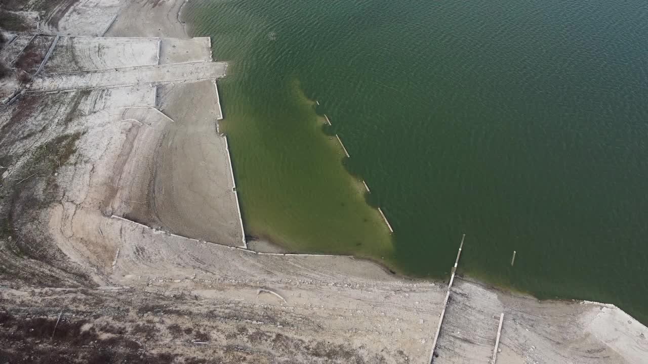 农业灌溉水库受干旱影响的鸟瞰图。视频素材