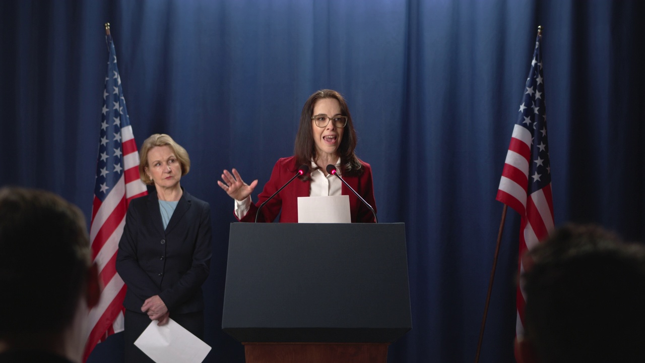 身着红色夹克的女政治家发表了激动人心的演讲视频素材