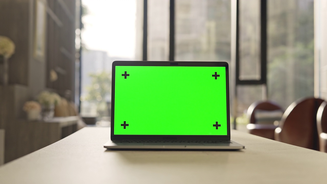 多利拍摄的电脑笔记本电脑与绿色屏幕，没有人视频素材