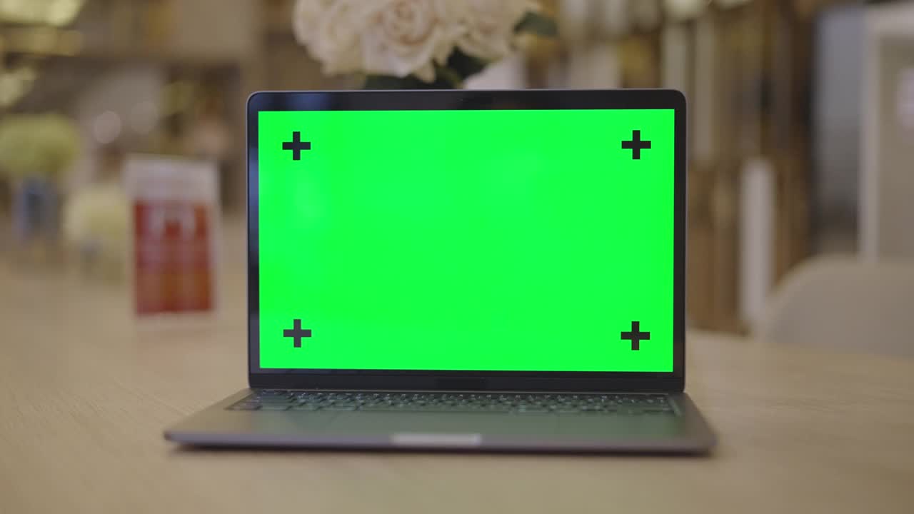 跟踪拍摄的电脑笔记本电脑与绿色屏幕，没有人视频素材
