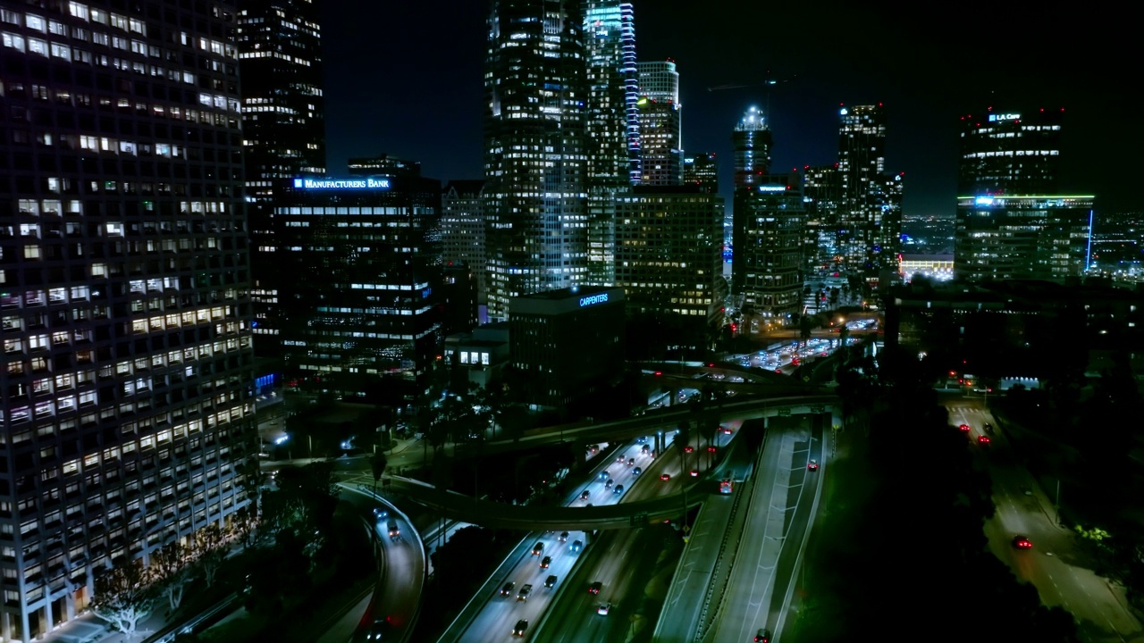 无人机飞行110高速公路向洛杉矶金融区市中心视频素材