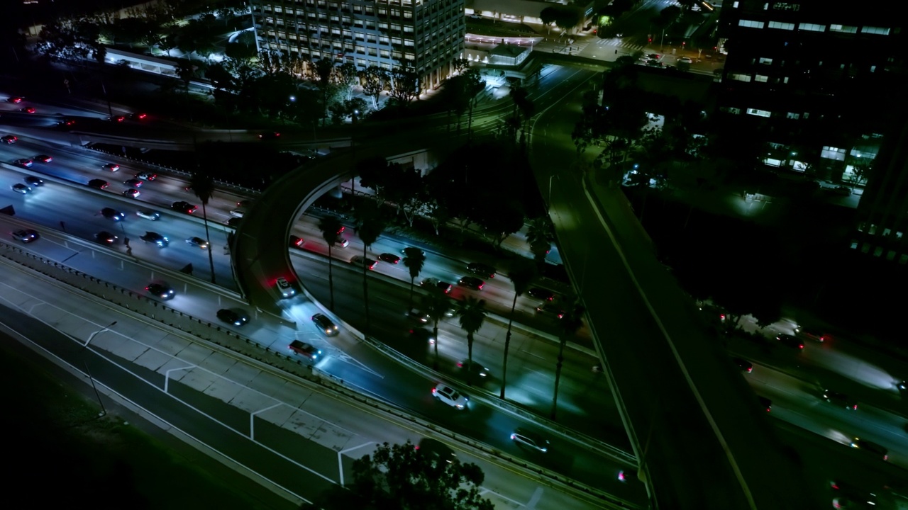 无人机在夜间俯瞰洛杉矶的海港高速公路和第五大街视频素材