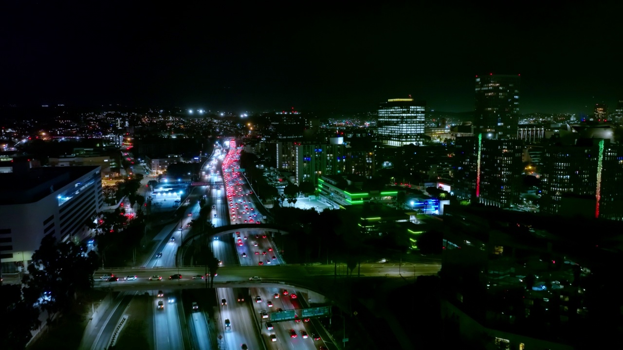 夜间无人机在洛杉矶110高速公路上空飞行视频素材