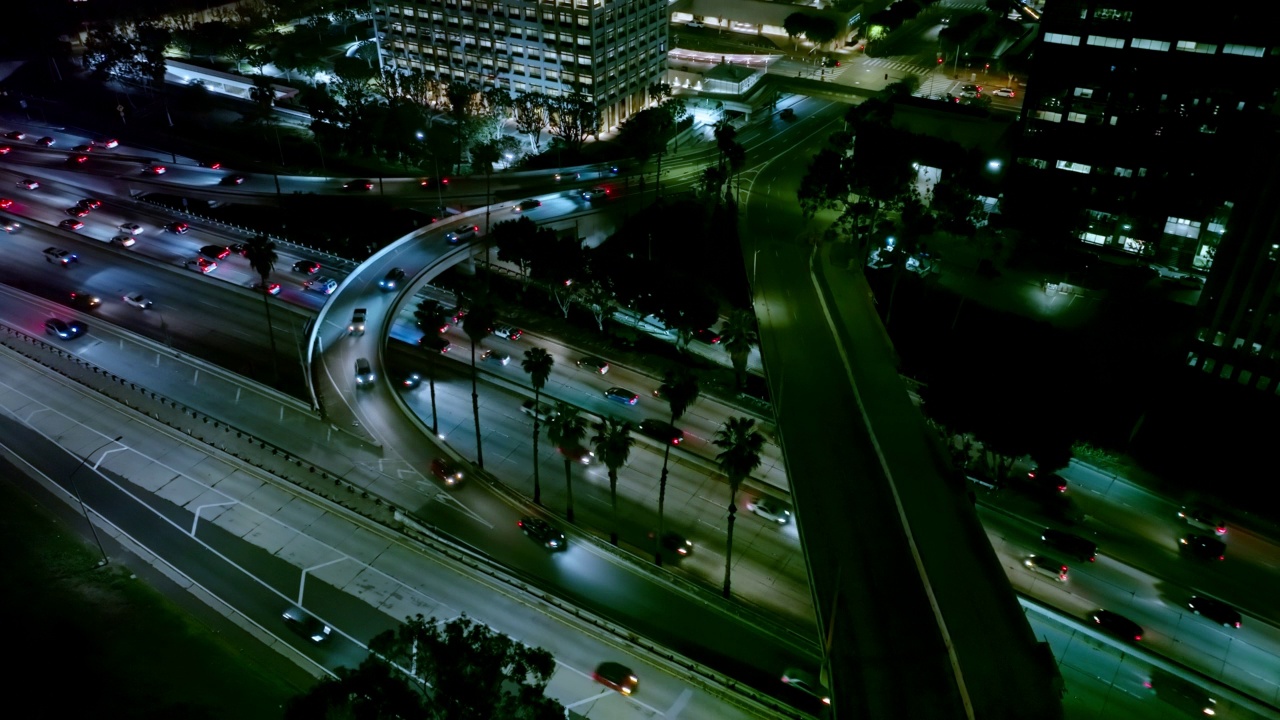 静态无人机拍摄的俯视第五街立交桥和110高速公路在洛杉矶的夜晚视频素材