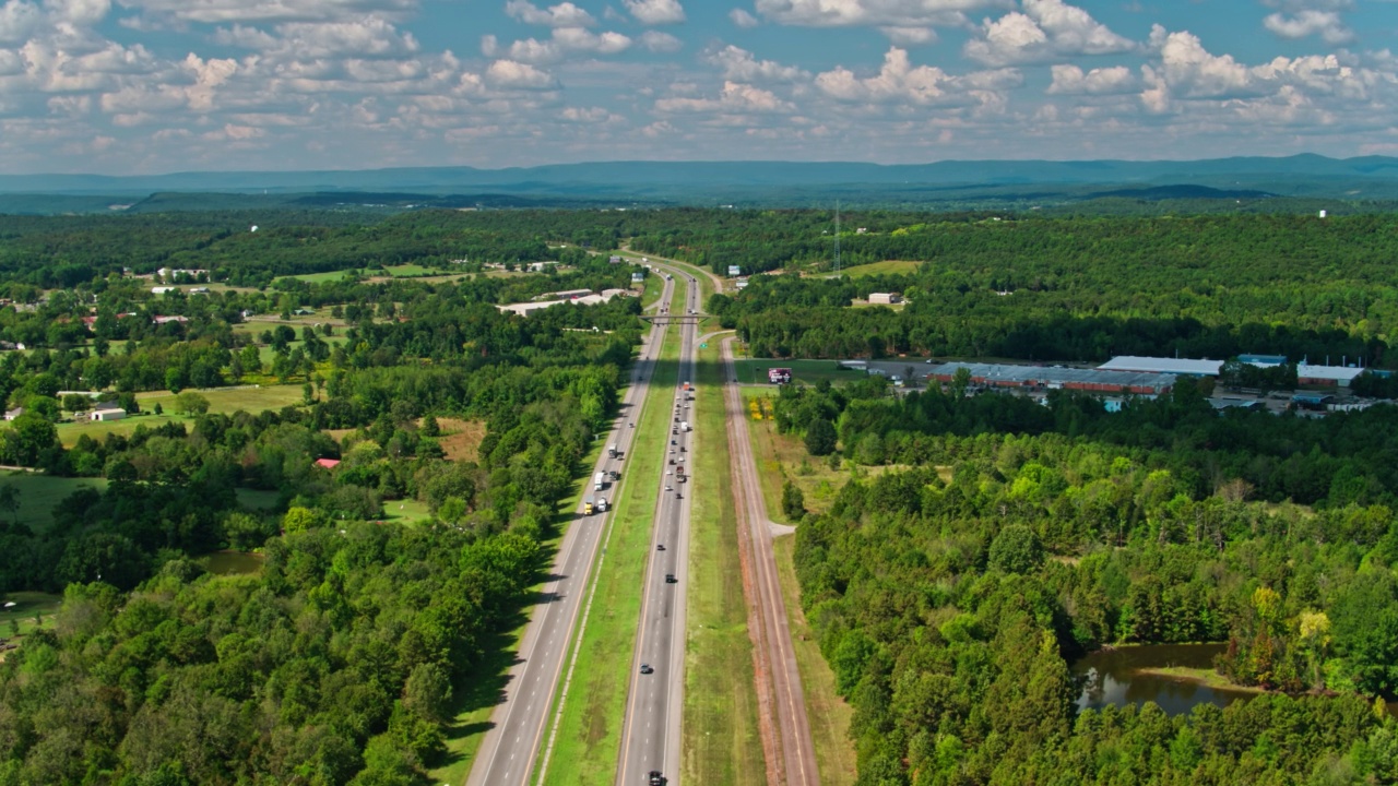 公路通过诺克斯维尔的鸟瞰图，阿肯色州视频下载