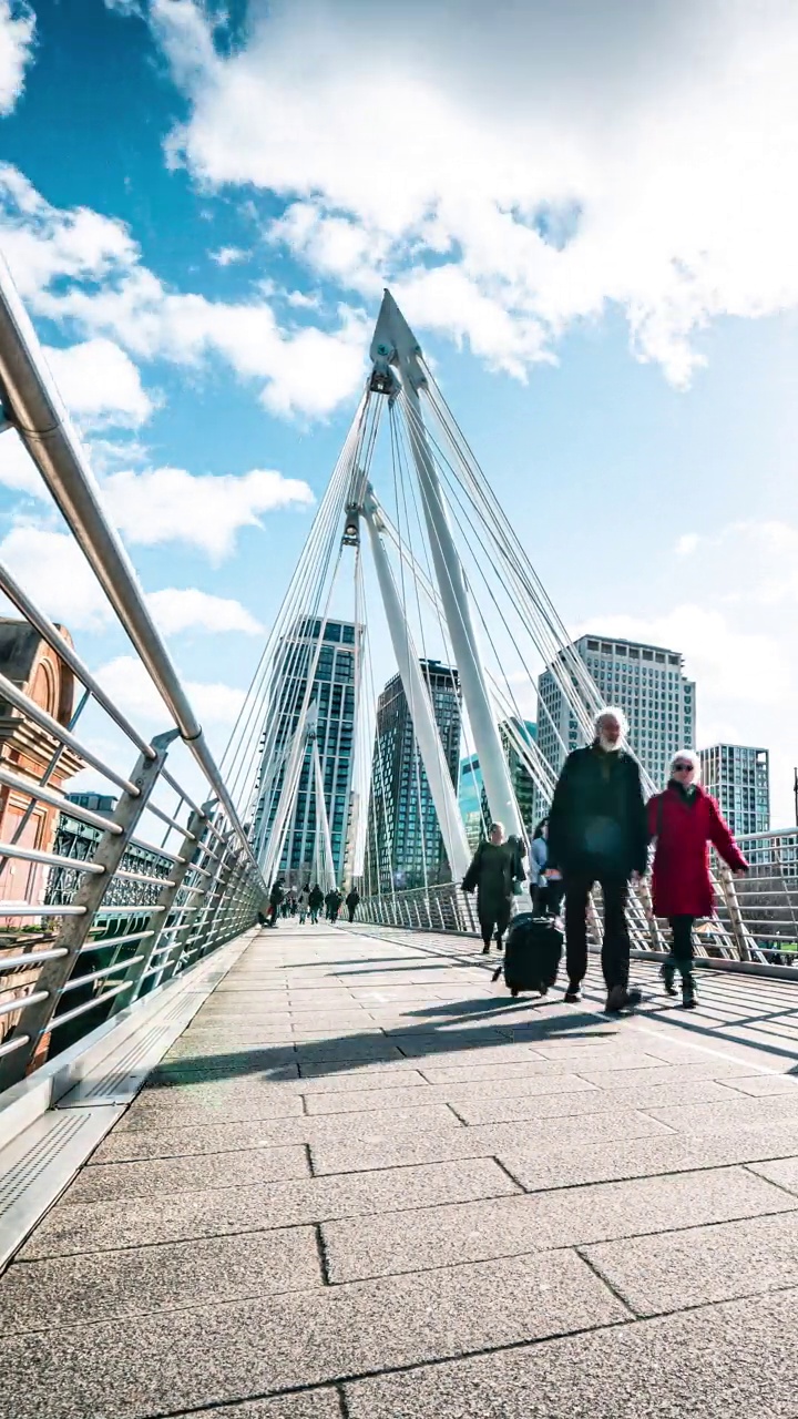 行人穿过亨格福德桥金禧桥英国伦敦视频素材