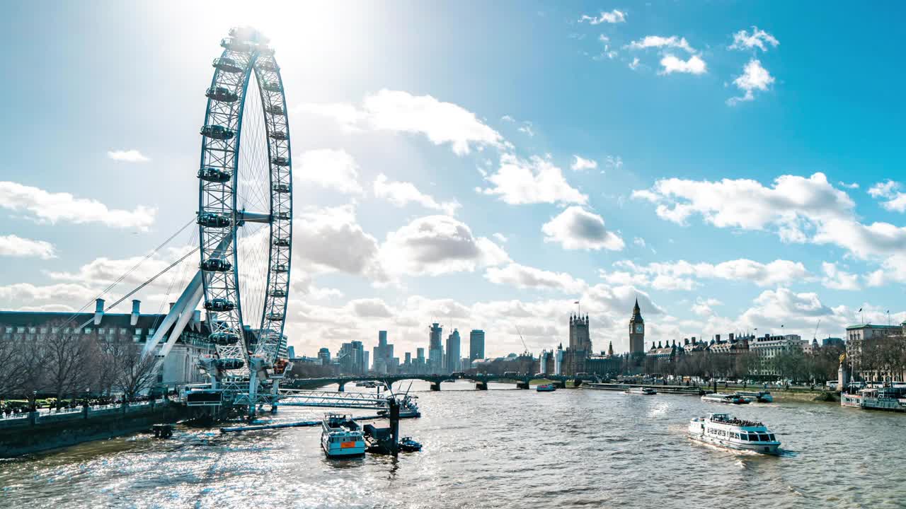 伦敦眼和泰晤士河的时间推移，伦敦天际线的时间推移，云朵随着威斯敏斯特桥移动视频下载