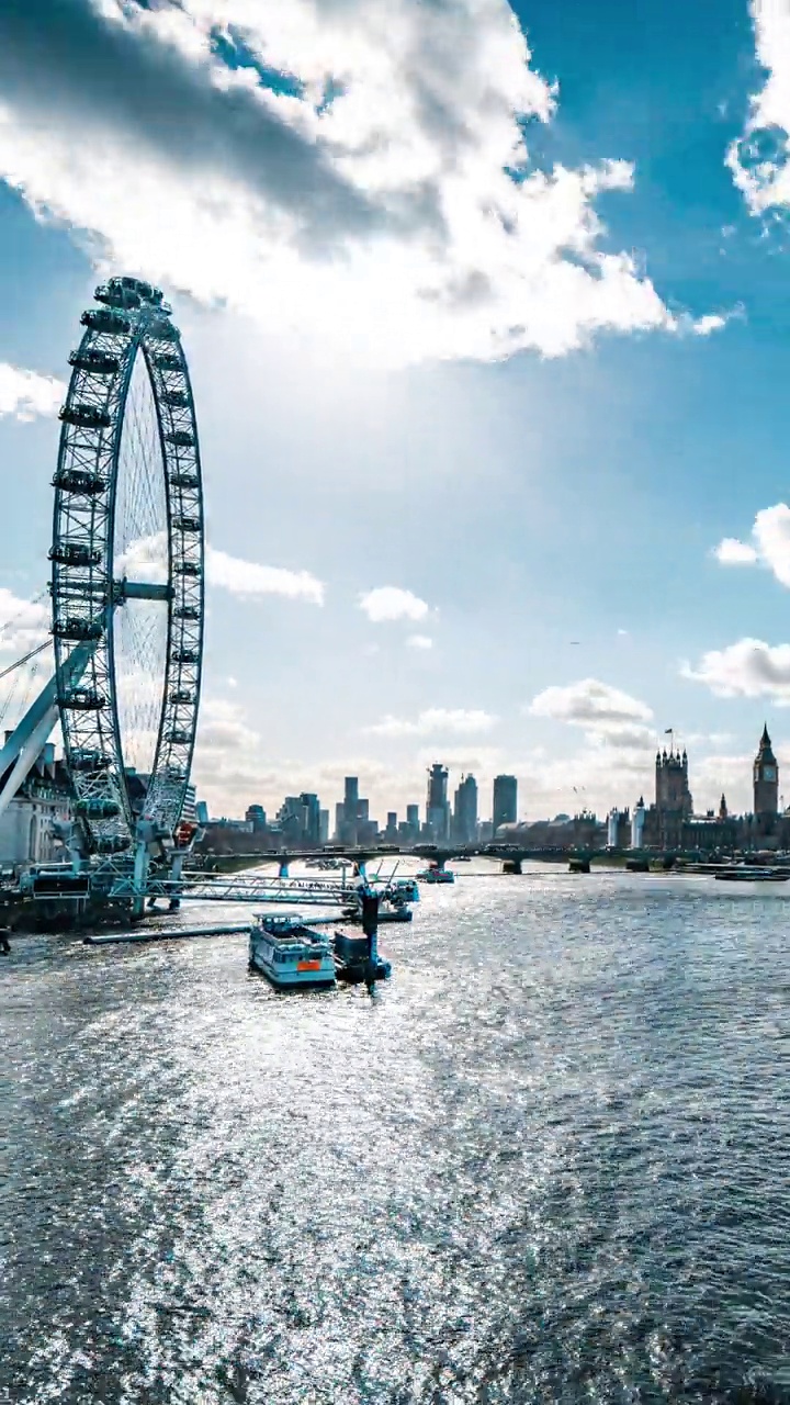 伦敦眼和泰晤士河的时间推移，伦敦天际线的时间推移，云朵随着威斯敏斯特桥移动视频下载