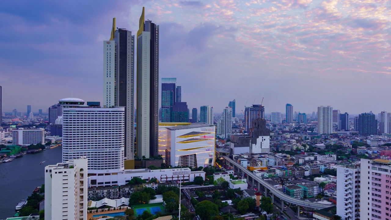 曼谷天际线和湄南河上的摩天大楼视频下载