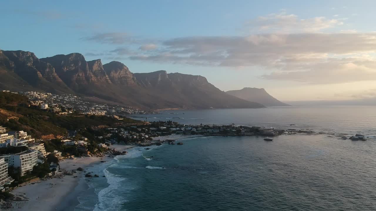 南非开普敦班特里湾和克利夫顿的无人机镜头。视频下载