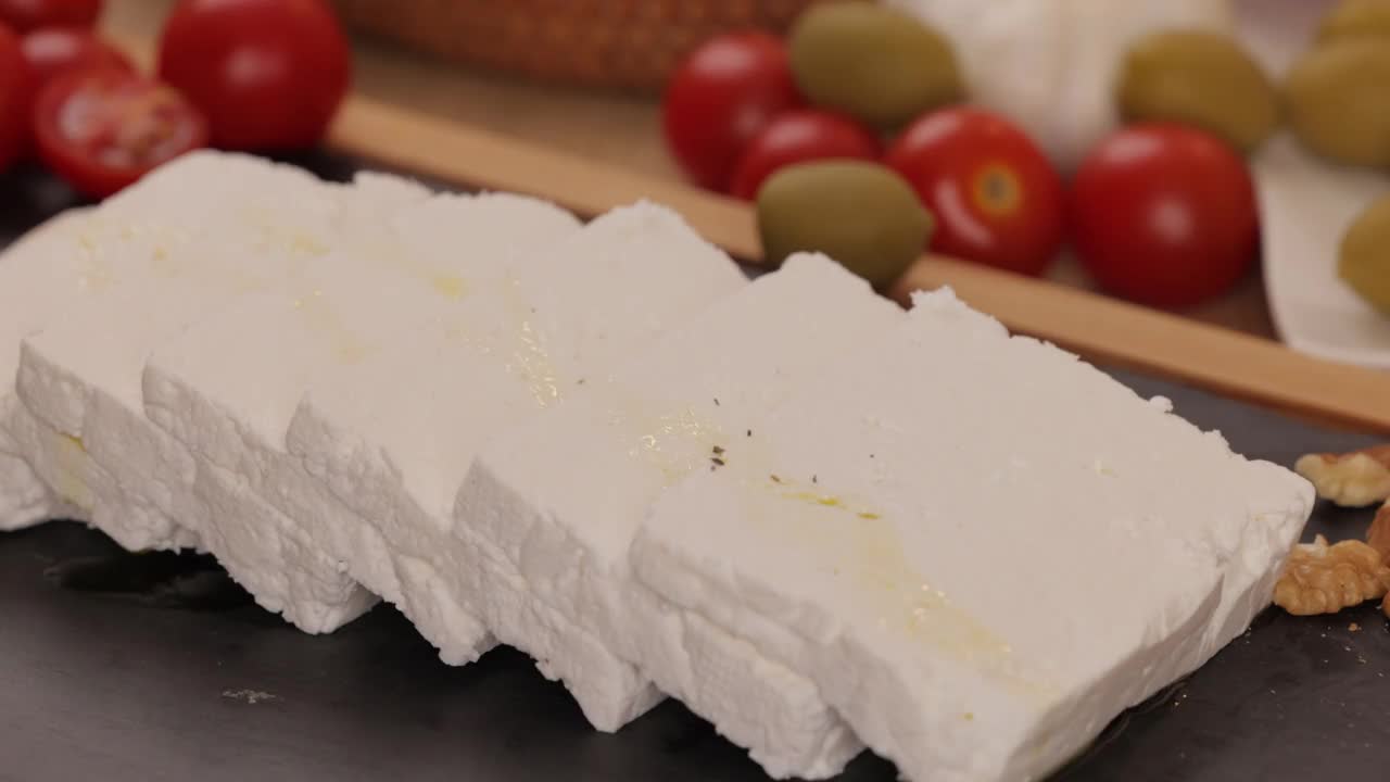 在新鲜的奶酪上撒上香料视频下载
