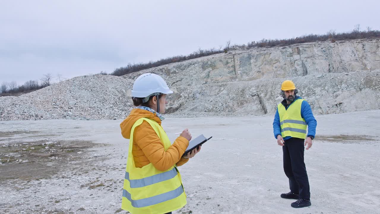工程师在沸石采石场工作，检查石头的样本。视频下载