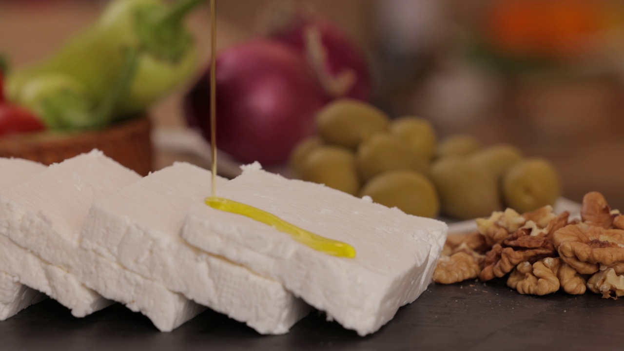 将橄榄油浇在新鲜的奶酪上视频下载
