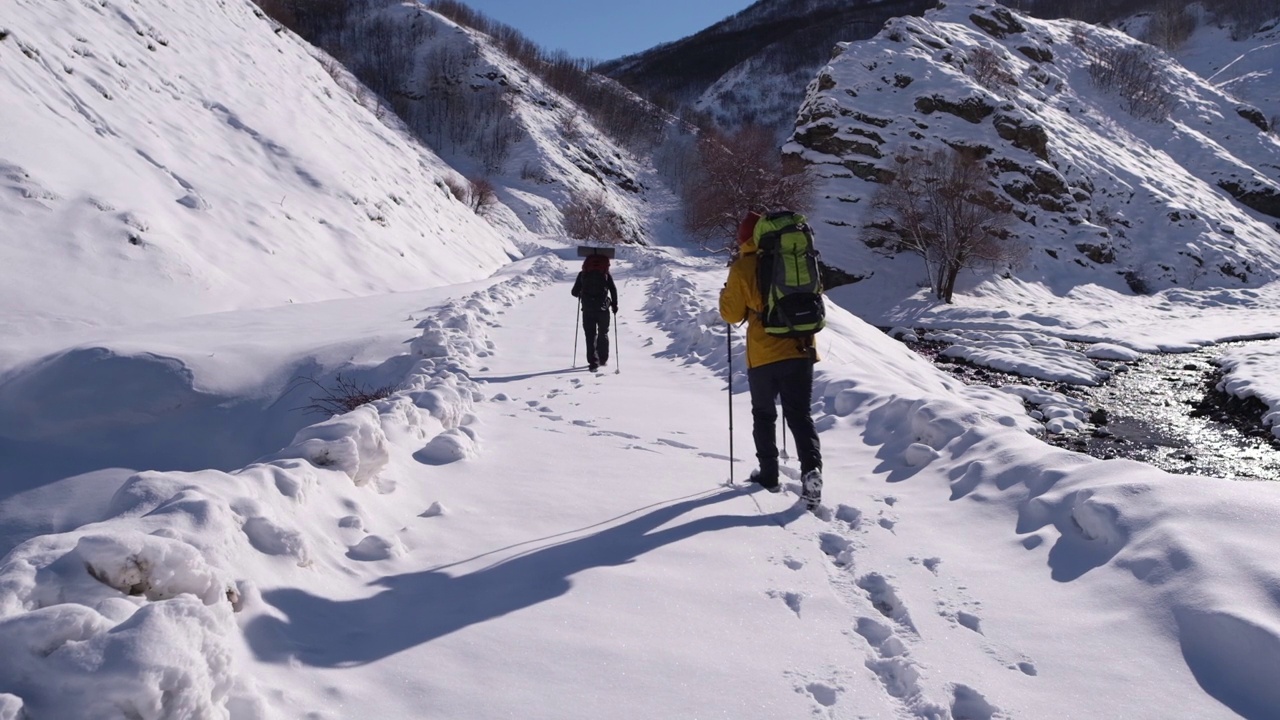 两个男性登山者正在向山顶走去视频下载
