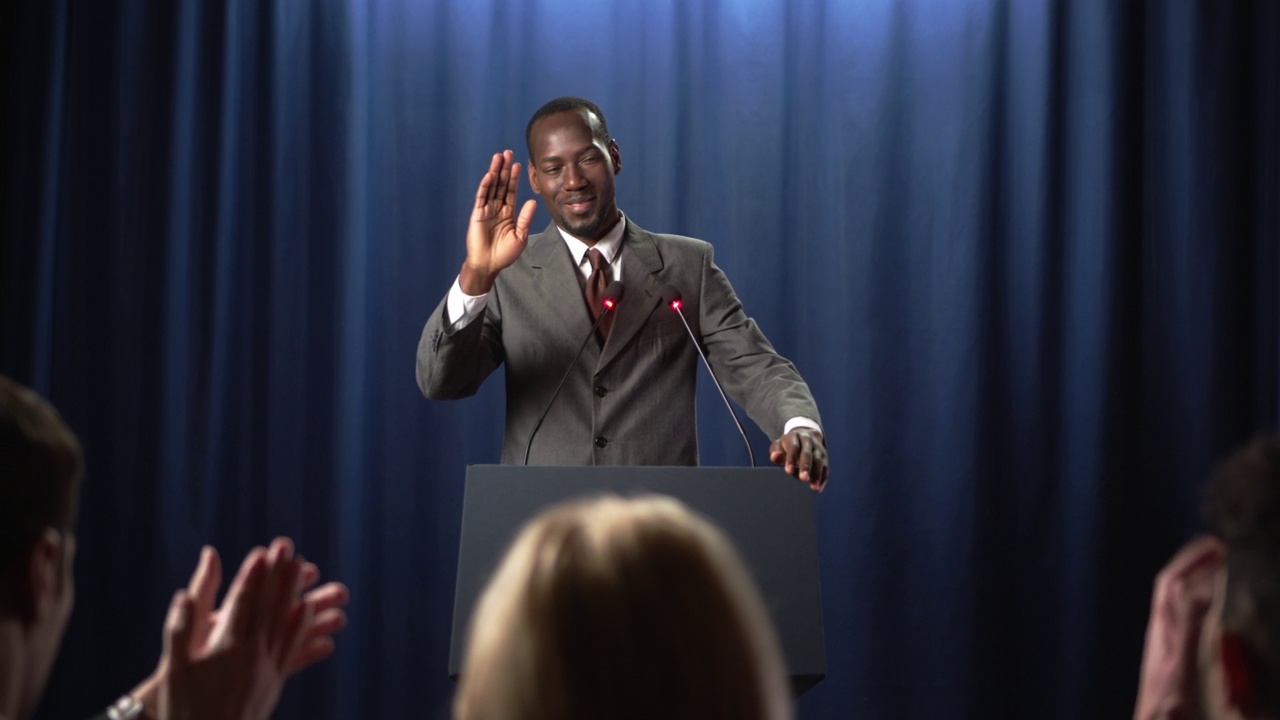一位非洲裔美国政治家在辩论中演讲时，听众为他鼓掌视频下载