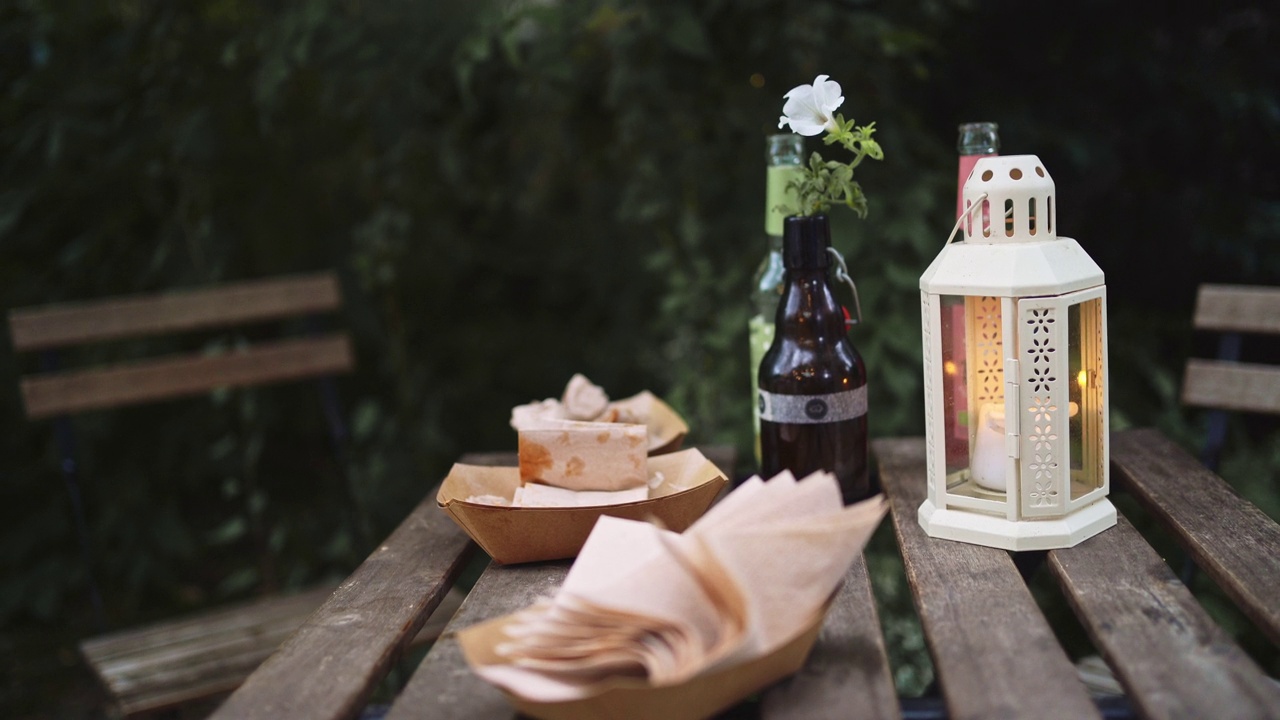 纸盘子和餐巾纸放在灯笼上，瓶子放在木桌上视频下载