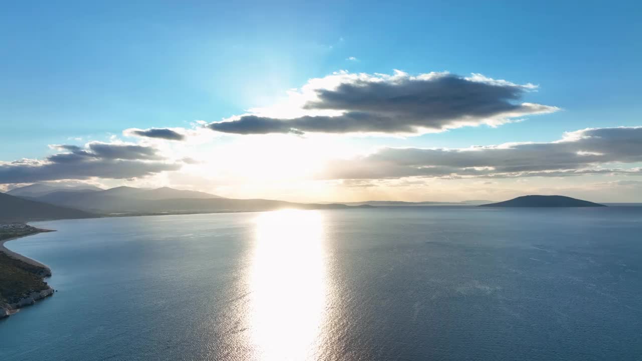 海上太阳反射的航拍镜头视频下载