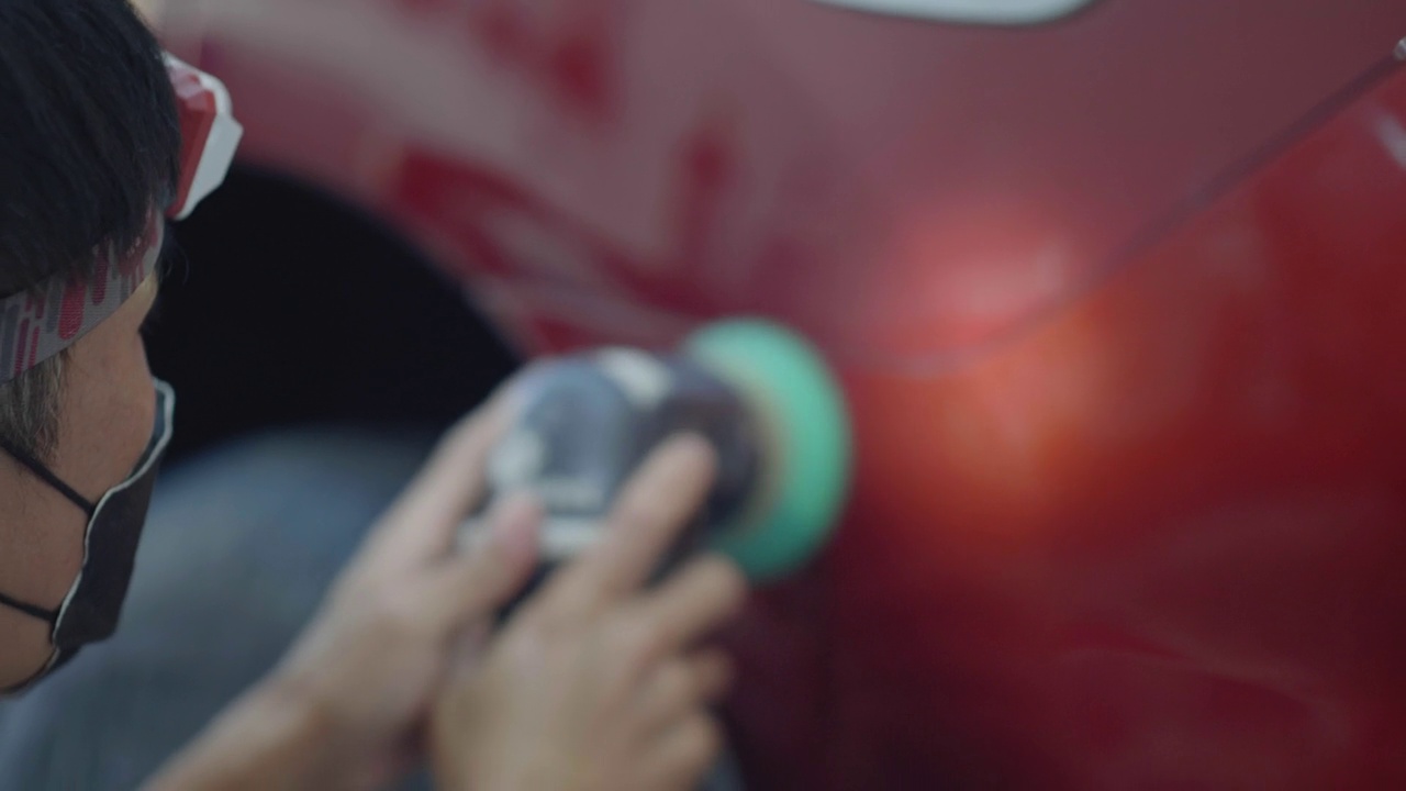 亚洲男子使用汽车抛光工具来维护汽车的漆面视频下载