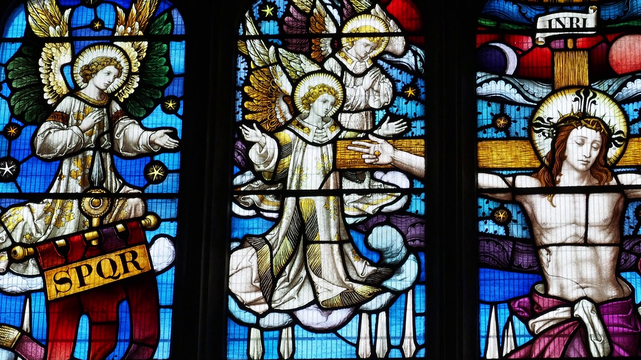 英国安格尔西岛，Beaumaris的圣玛丽和圣尼古拉斯教堂的彩色玻璃窗。视频下载