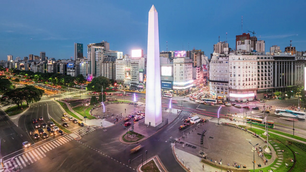 布宜诺斯艾利斯的历史地标方尖碑的时间推移的观点和交通9 de Julio大道在晚上在布宜诺斯艾利斯，阿根廷视频素材