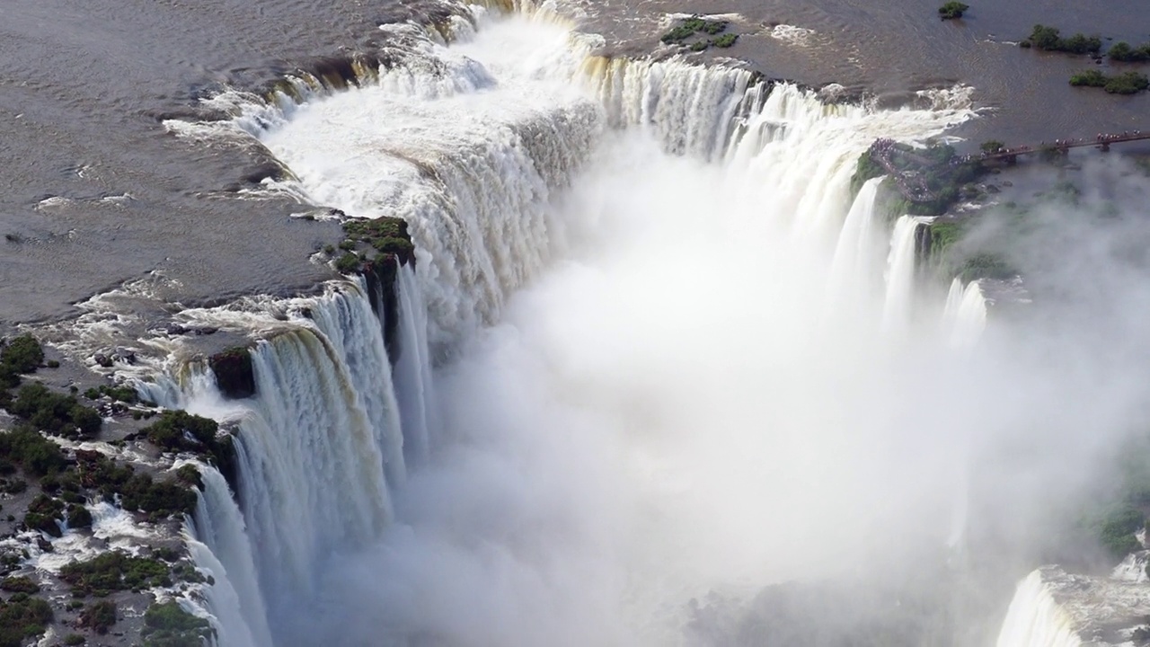 鸟瞰图中的伊瓜苏瀑布是世界上最大的瀑布系统，位于阿根廷和巴西的边界视频素材