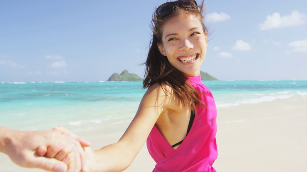 海滩快乐的情侣在夏威夷跑步玩得很开心视频下载
