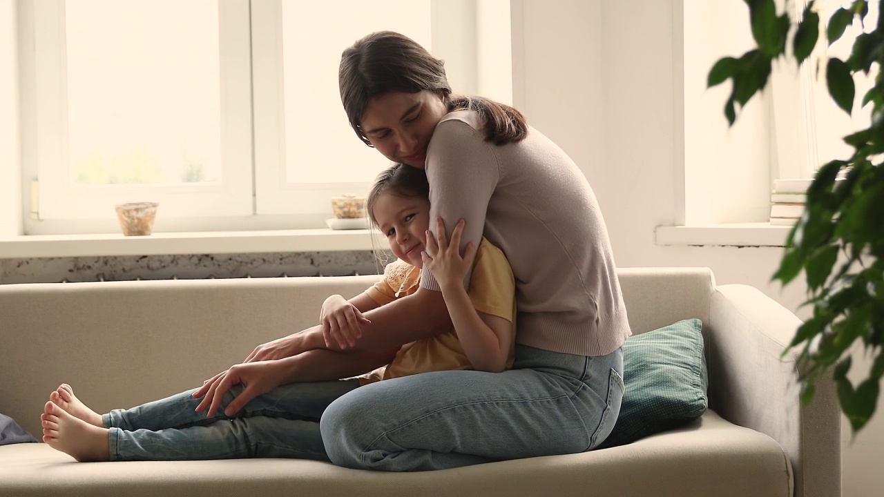 可爱的年轻妈妈抱着她可爱的小女儿视频素材