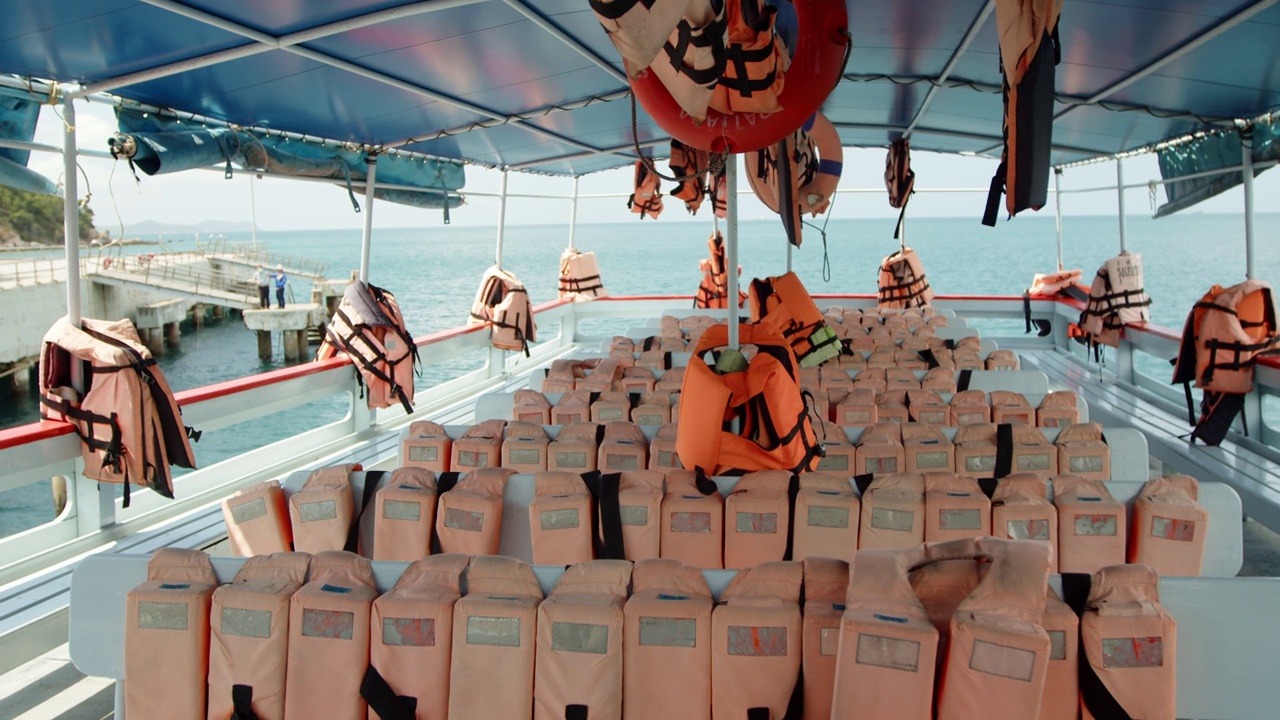 陈年救生衣在淡黄橙色中挂，放在船内的椅子上。视频下载
