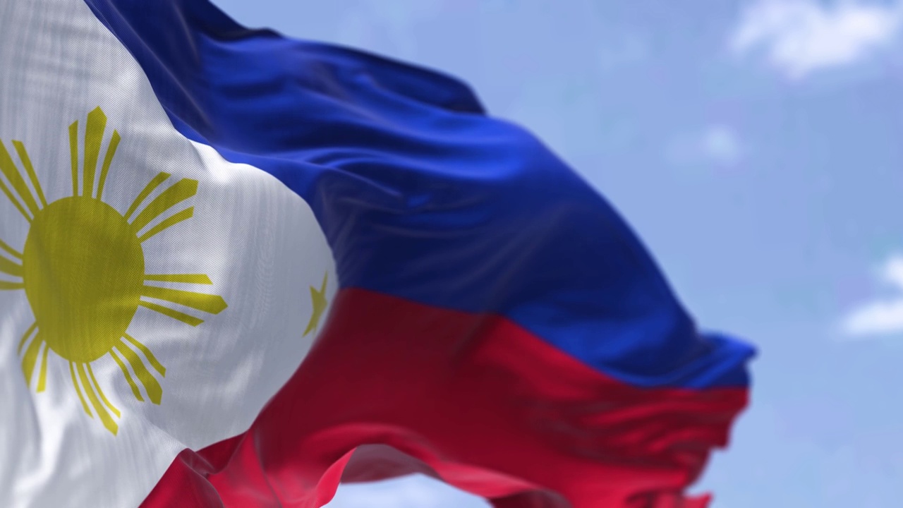 在一个晴朗的日子里，菲律宾国旗在风中飘扬视频下载