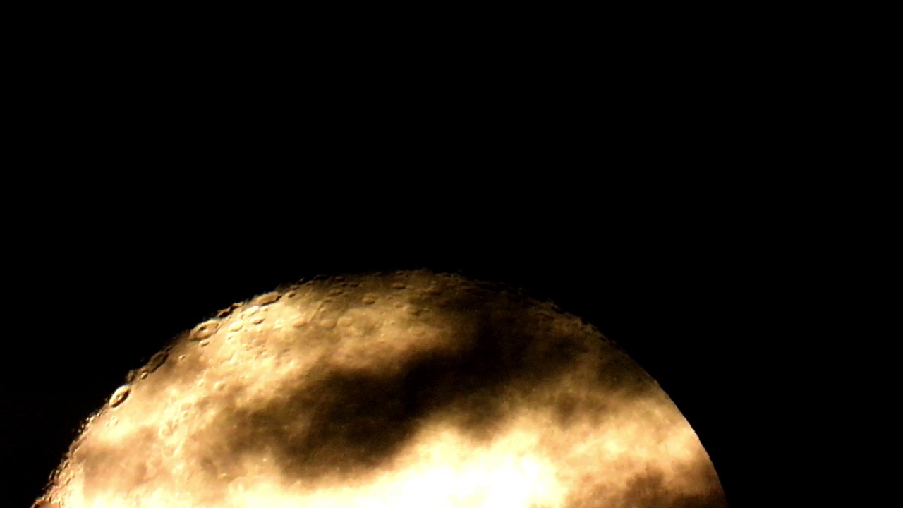月亮的上半部分露出来了视频素材