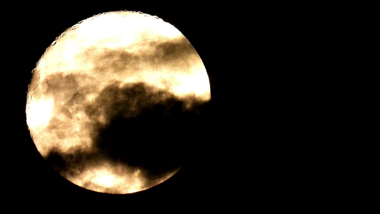 月圆的时间通过云层上升视频素材