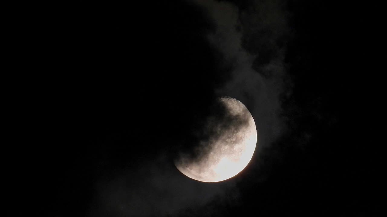 月亮从云层中升起视频素材