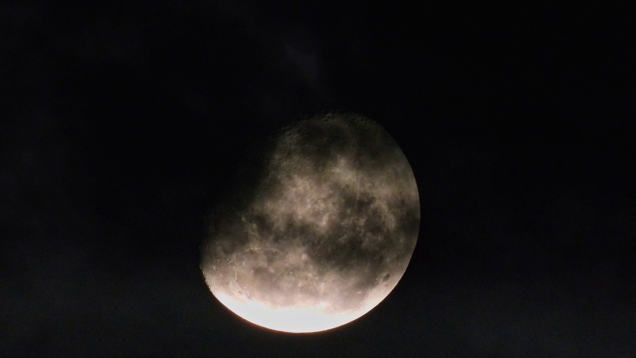 月亮落在厚厚的云层后面视频素材