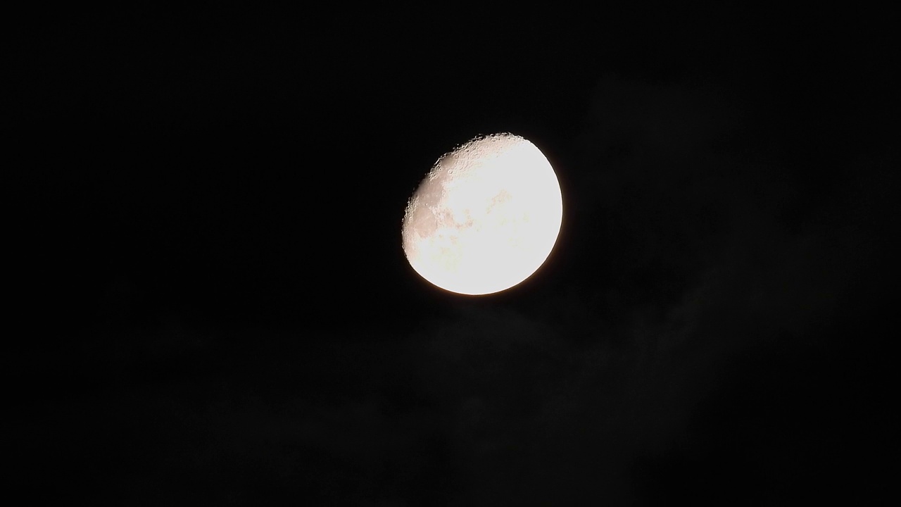 月亮从云层中升起视频素材