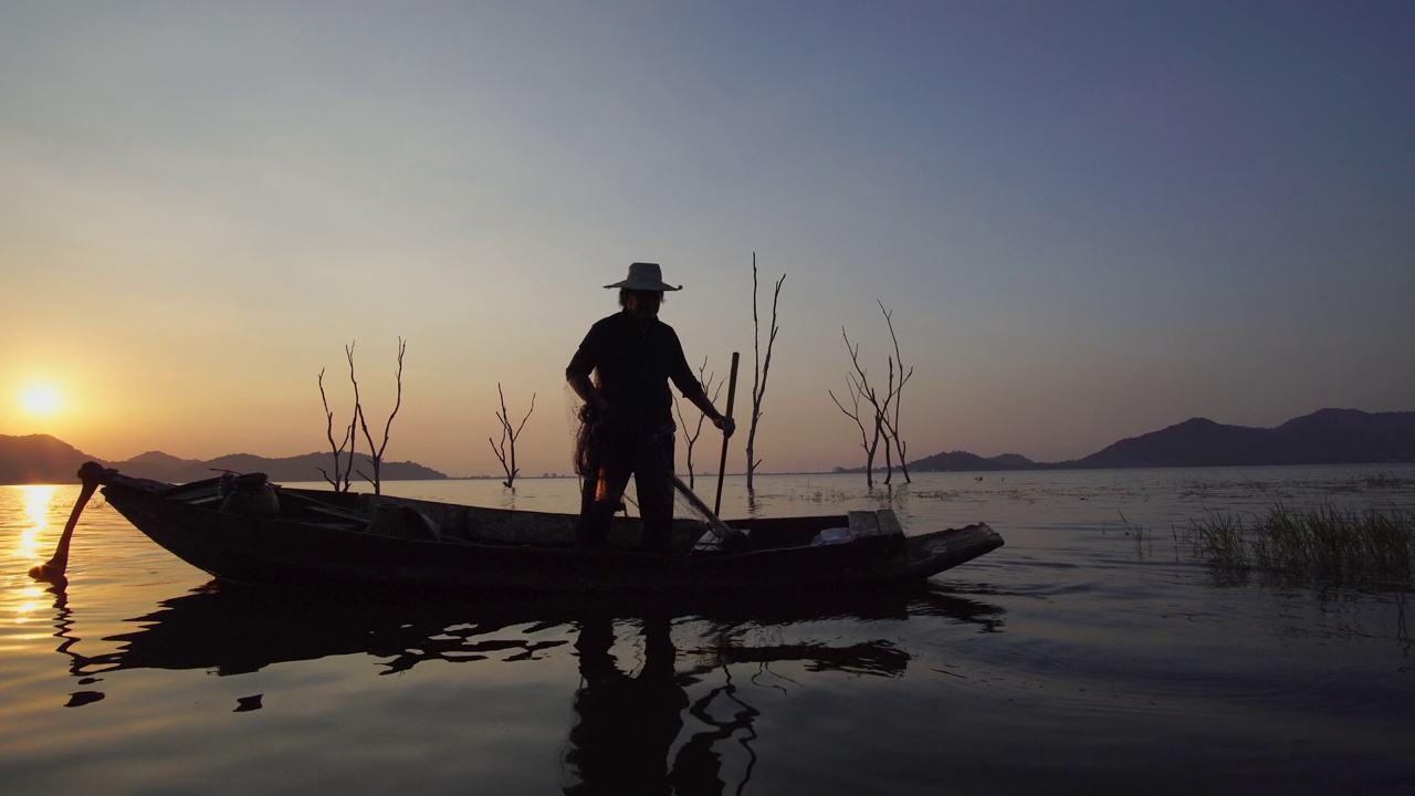 当地渔民早晨撒网捕鱼的生活方式录像视频下载