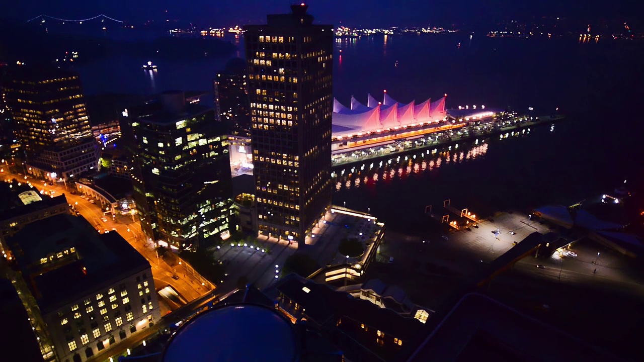 英属哥伦比亚，夜间温哥华市中心海港鸟瞰图视频下载