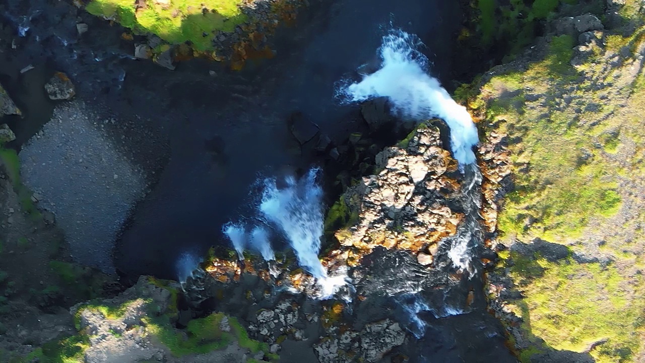 Kirkjufell瀑布鸟瞰图，冰岛夏季视频素材