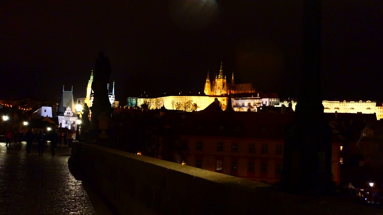 布拉格城堡和查尔斯桥，雨夜视频下载