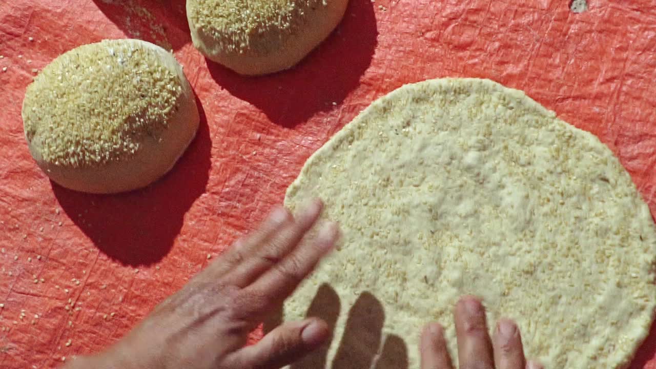 妇女为烘烤传统面包准备生面团的手视频下载