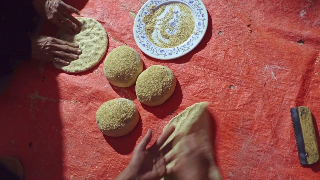 为烘烤传统面包准备面团的妇女视频下载