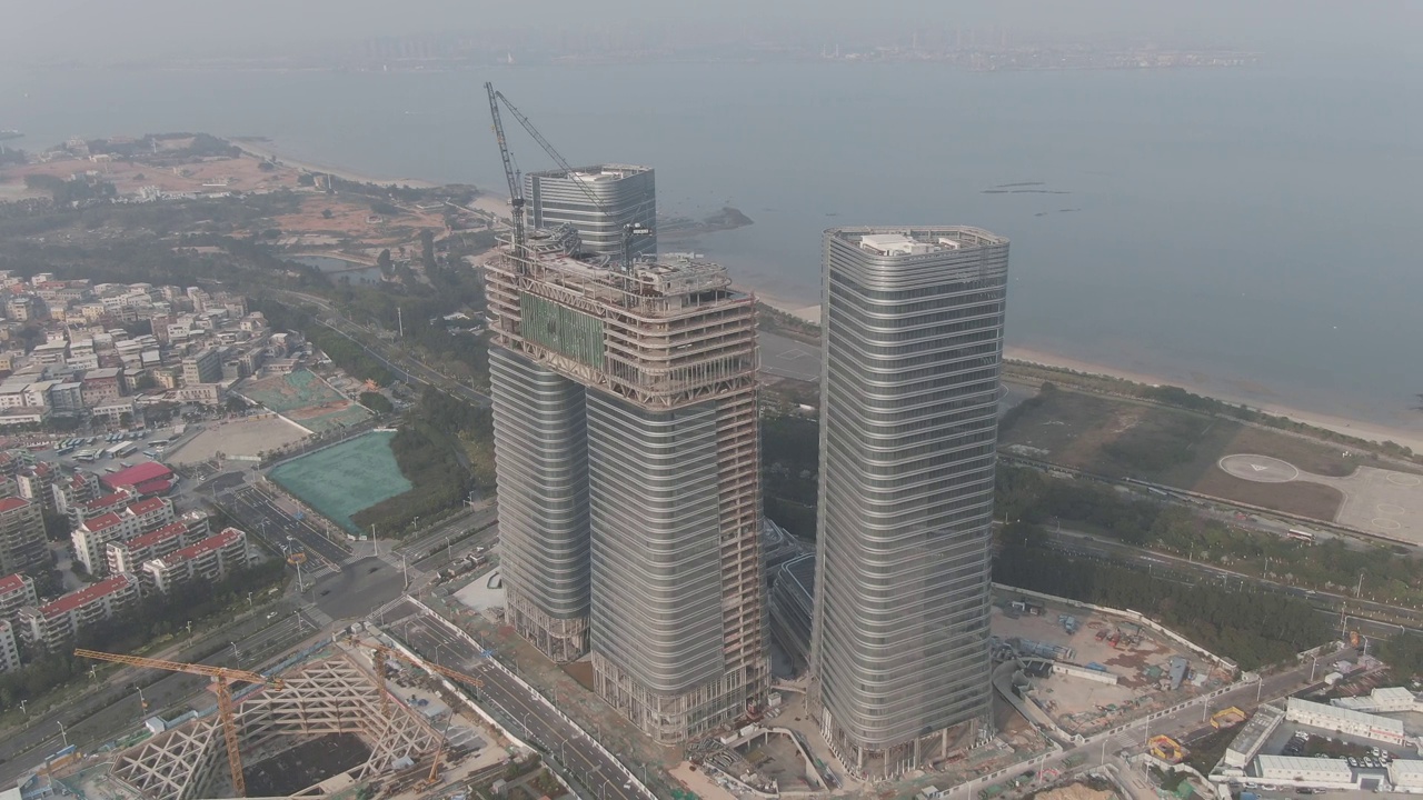 在海滨地区兴建中的建筑物视频素材