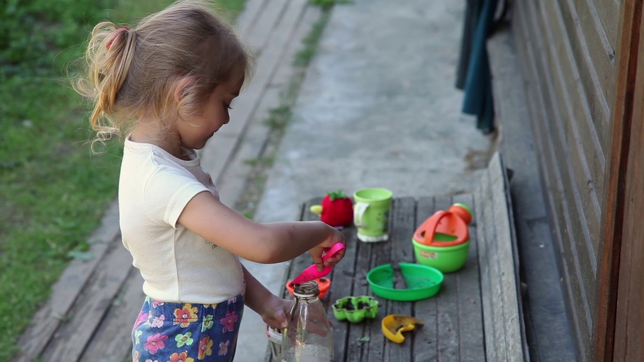 小女孩在后院玩玩具视频下载
