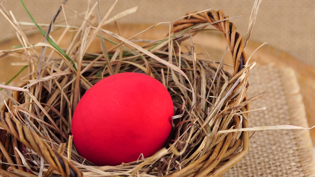红色复活节彩蛋嵌在篮子里视频下载