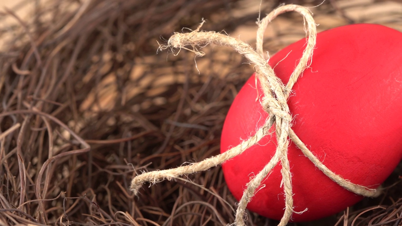 红色复活节蛋在一个巢视频下载