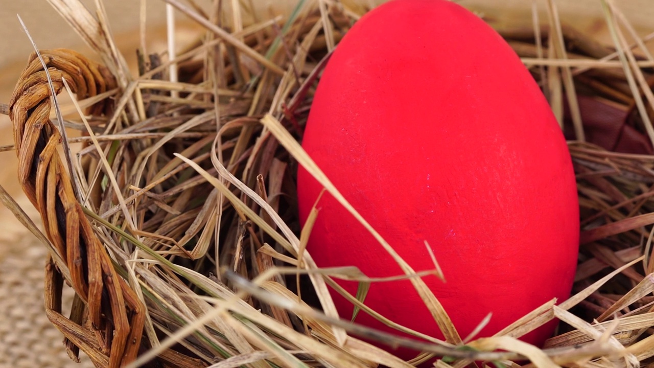 红色复活节彩蛋嵌在篮子里视频下载