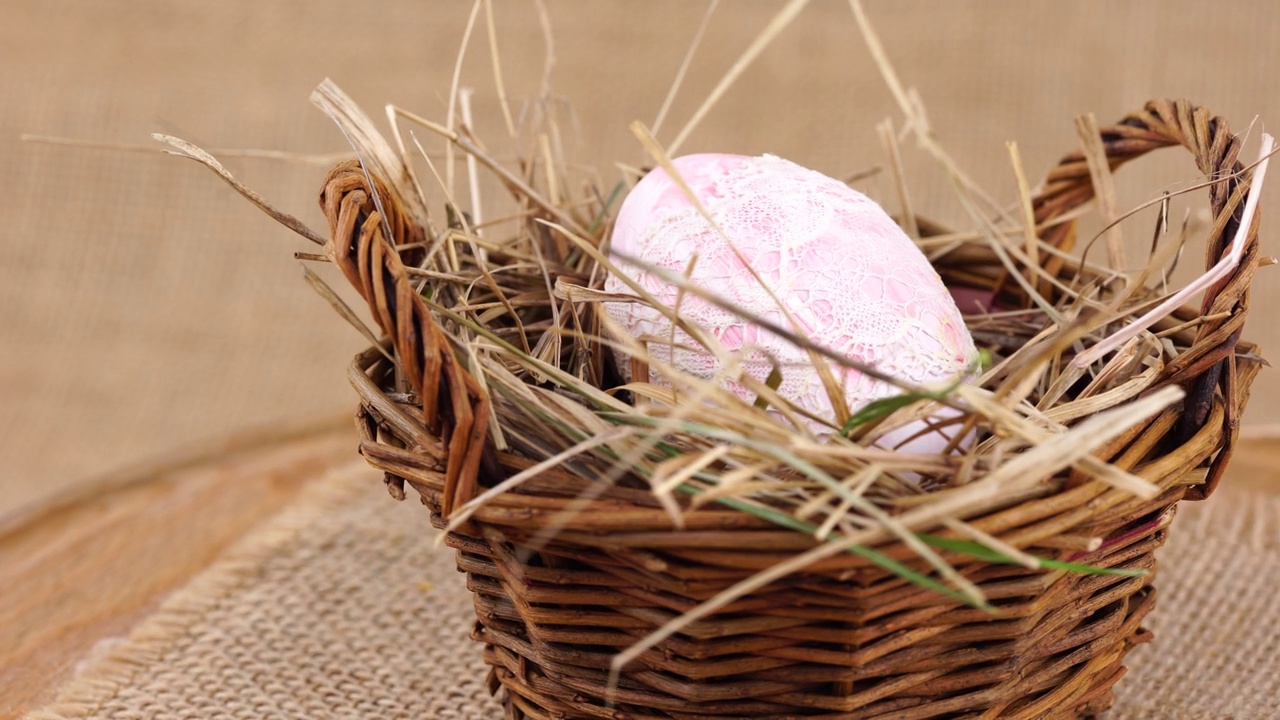 粉红色的复活节彩蛋嵌在篮子里视频下载