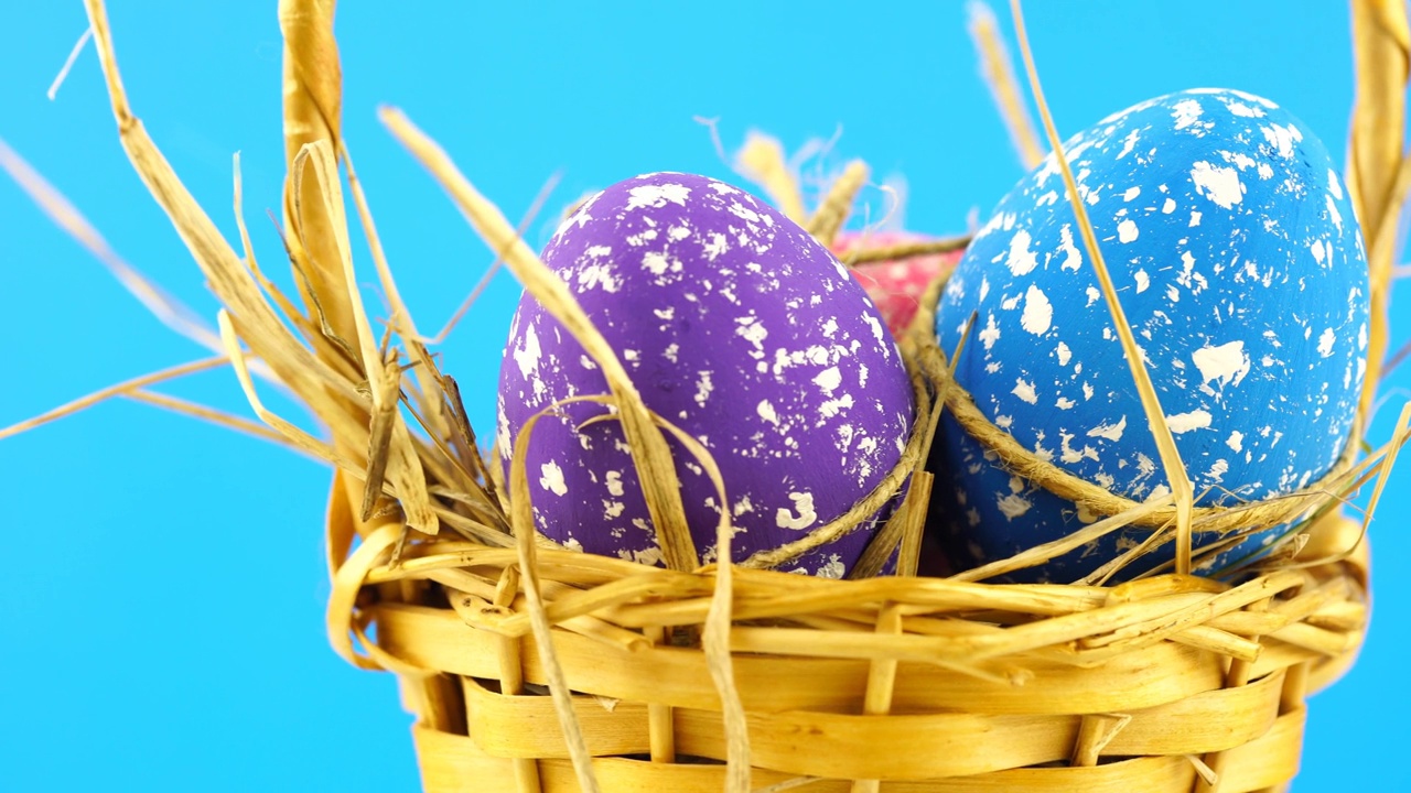 复活节彩蛋在蓝色的篮子里视频下载