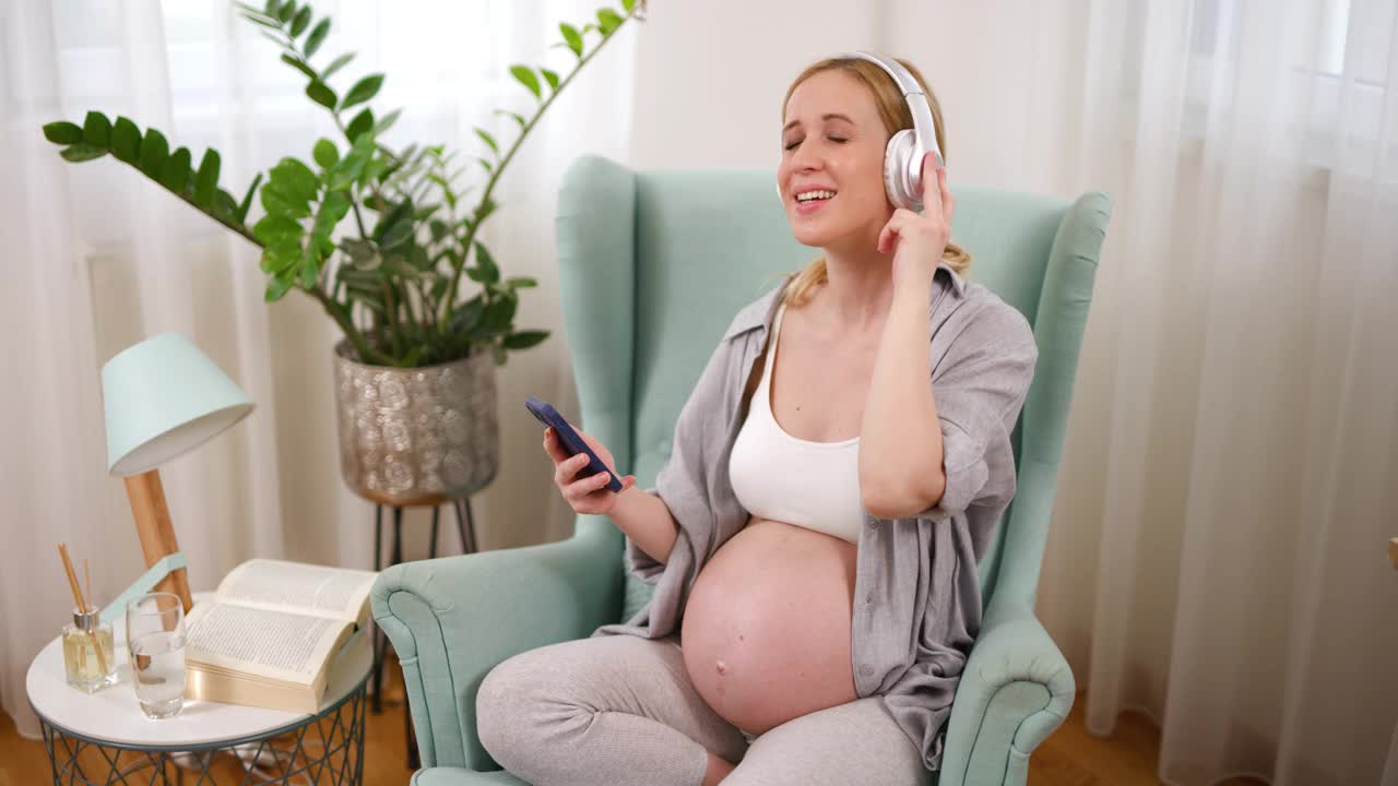 孕妇在家边听音乐边放松视频下载